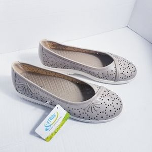 NEW BARETRAPS CUT OUT GRAYISH TAN AND CREAMY WHITE FLATS SIZE 10